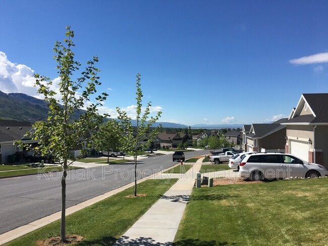 Building Photo - 3325 Redshoulder Dr