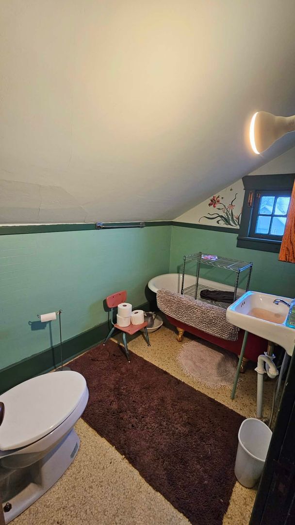 Building Photo - Large Corner Lot House