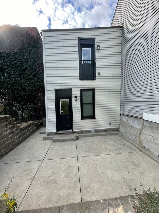 Building Photo - 112 Hemlock St