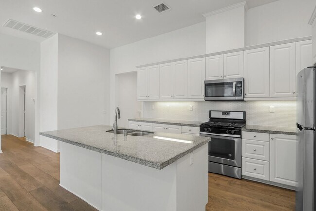 Building Photo - Desirable Eastwood Village Home