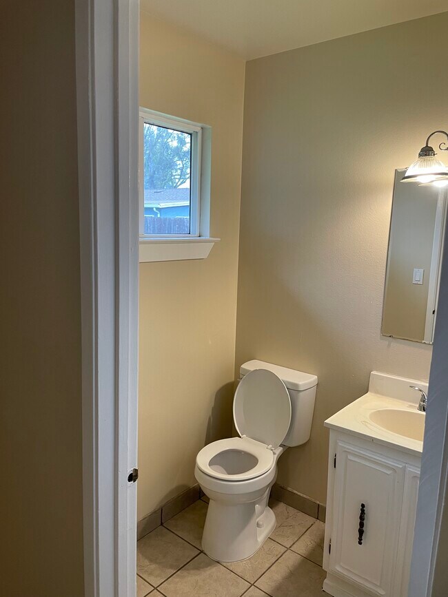 Building Photo - 1333 Woodside Dr