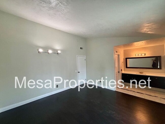 Building Photo - 118 N Glendora Ave