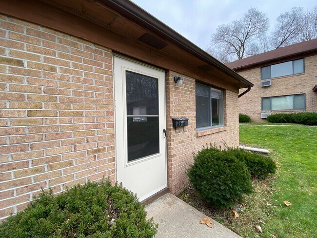 Primary Photo - Parkway Apartments