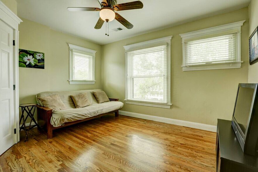 bedroom - 800 S Ogden St