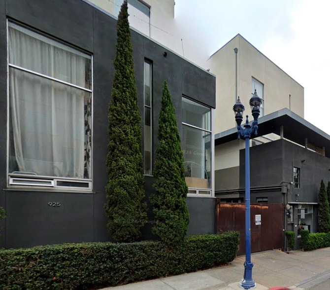 gate to parking - 941 W Hawthorn St