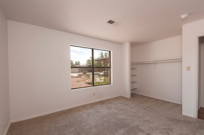 Building Photo - Amazing 3 Bedroom in Central Rio Rancho!