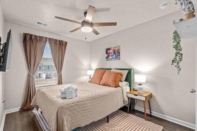 Building Photo - 2031 Lake View Cir