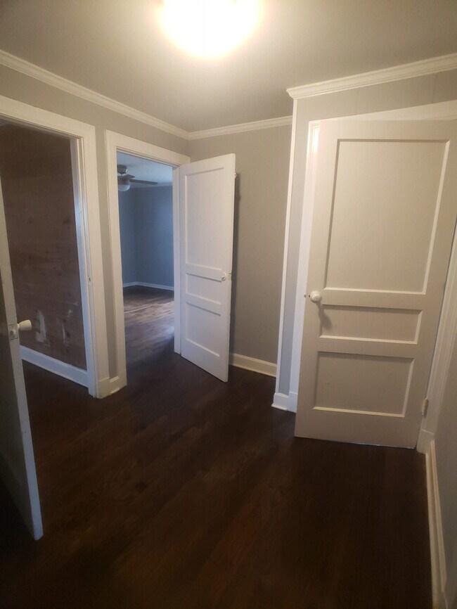 Building Photo - 810 E Vine St