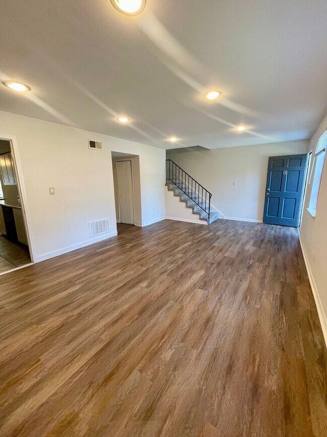 Building Photo - Spacious 3 bedroom condo