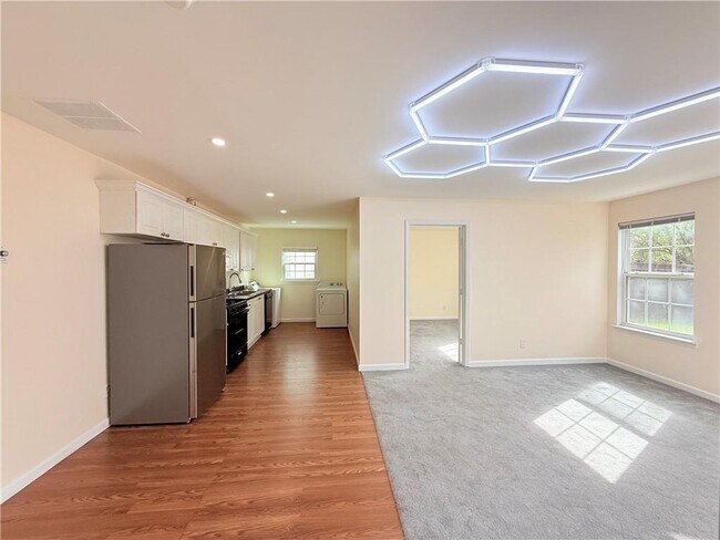 Building Photo - 893 Hawthorn Ln