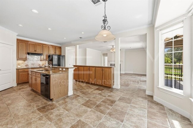 Building Photo - 808 Armstrong Dr