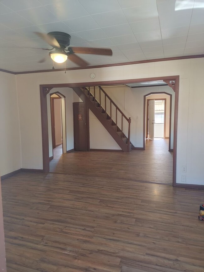 Building Photo - SPACIOUS 4 BEDROOM IN NORTH PARKERSBURG