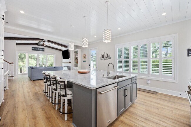 Building Photo - Gorgeous Custom Home Available for Snowbir...