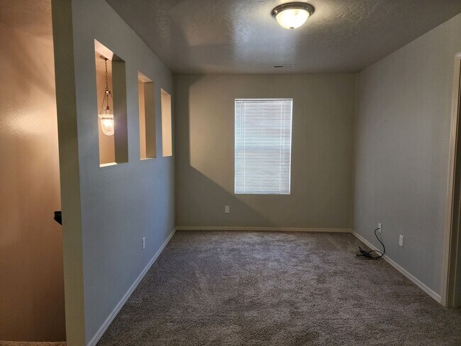 Building Photo - Beautiful 3 bedroom, 2.5 bathroom home with loft  in West Boise. Great floor plan that has everyt...