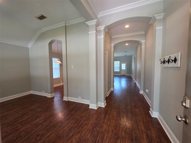 Building Photo - 395 Livingstone Ln