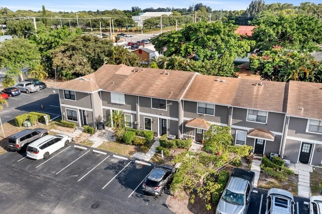 Building Photo - 850 Hill Dr