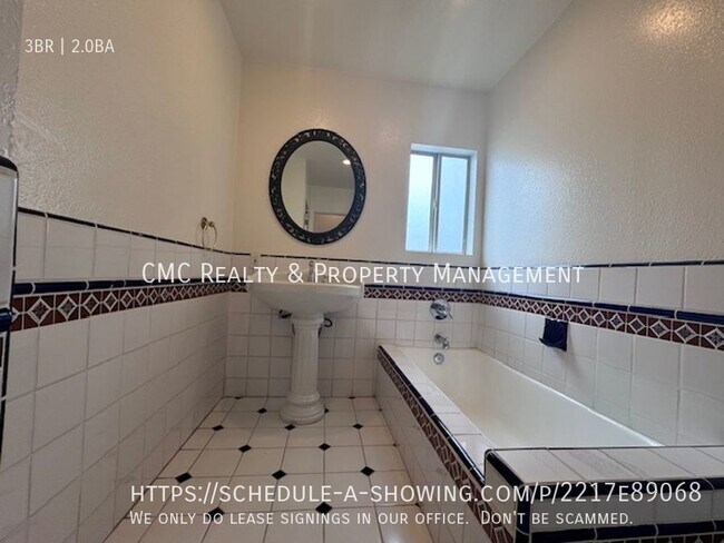Building Photo - 3 bed & 2 bath home in EAST side Long Beach