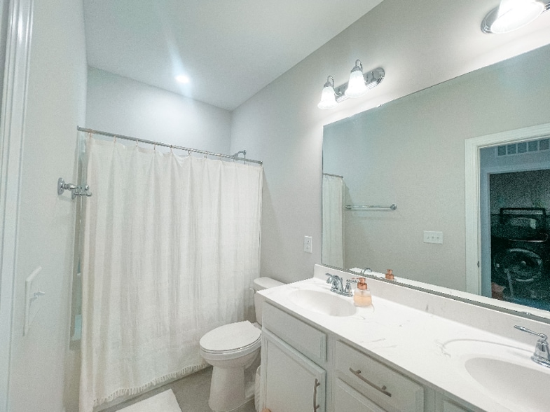 Building Photo - 121 Sweet Briar Ln