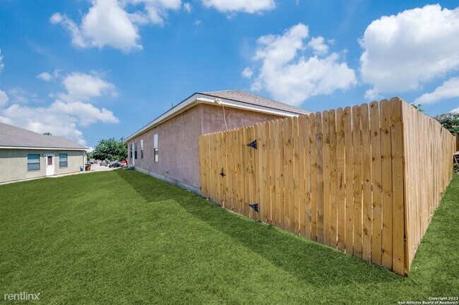 Building Photo - 3 br, 2 bath Duplex - 5827 Golf Bend 2