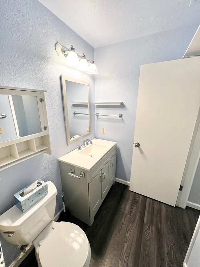Building Photo - 1 Bedroom, 1 Bathroom Condo