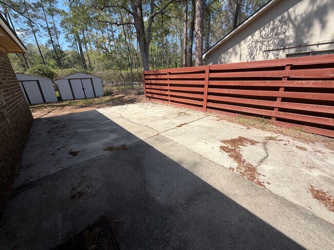 Building Photo - 812 Ridgewood Way