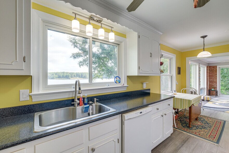 Building Photo - 552 Rio Vista