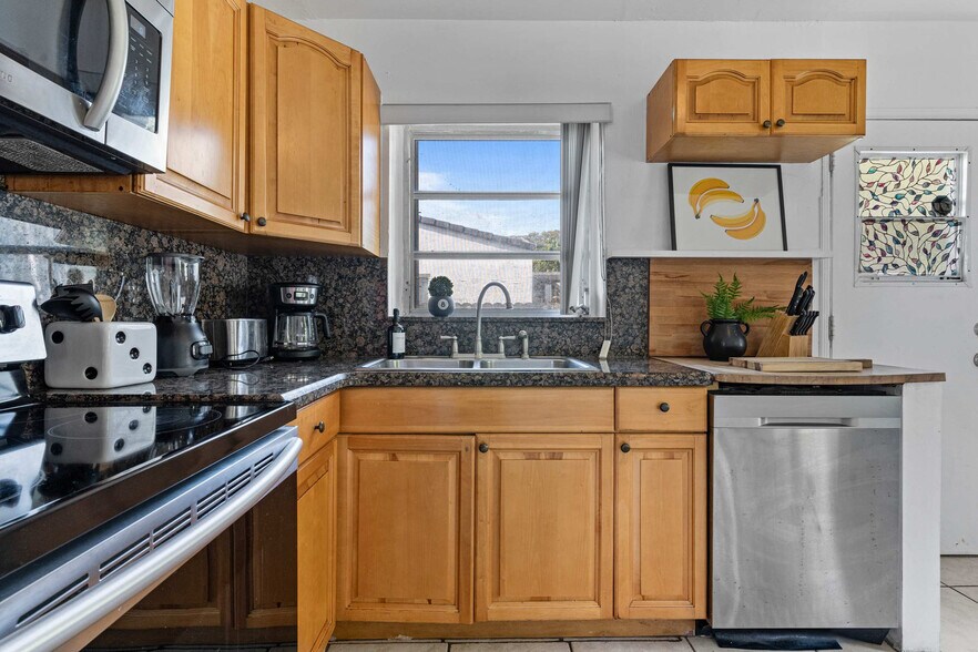 Building Photo - 260 NE 45th St