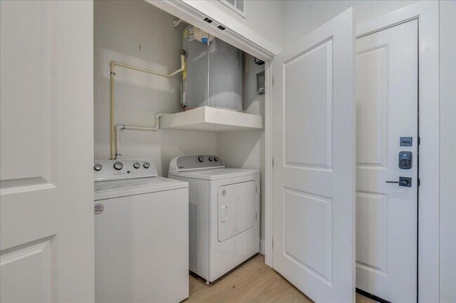 Building Photo - 3000 Duval St