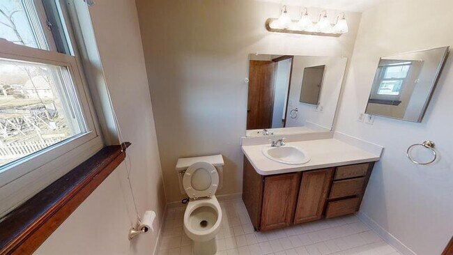 Building Photo - 2872 Elmwood Ave