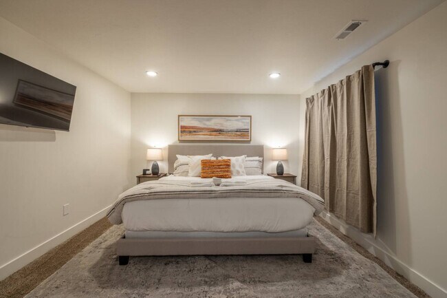 Building Photo - 1157 E Sego Lily Dr