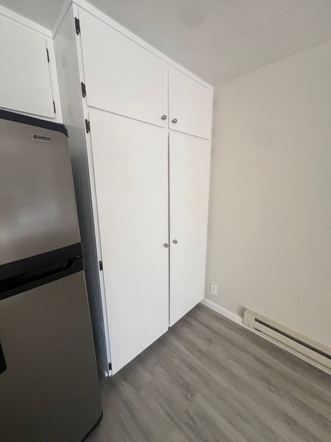 Building Photo - Extremely Well Maintained Upstairs 1/1 Condo Near Light Rail Now Available!