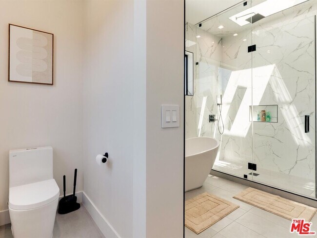 Building Photo - 5929 Hesperia Ave