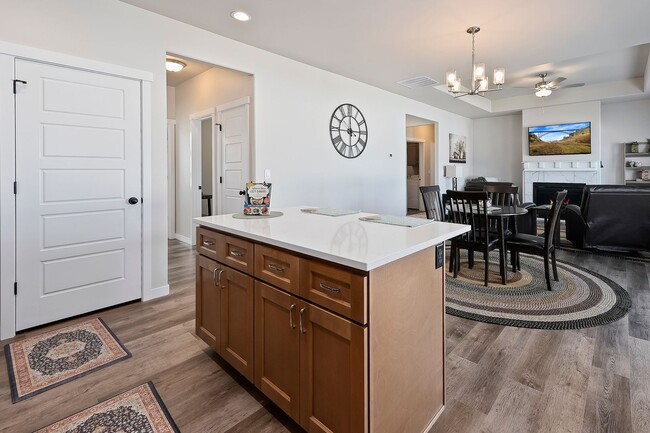 Building Photo - 1138 Crestview Dr