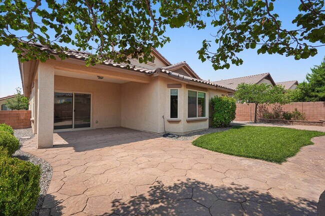 Building Photo - 224 Valle Alto Dr NE