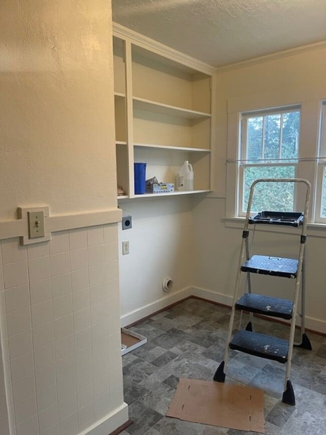 Building Photo - Spacious Craftsman Home