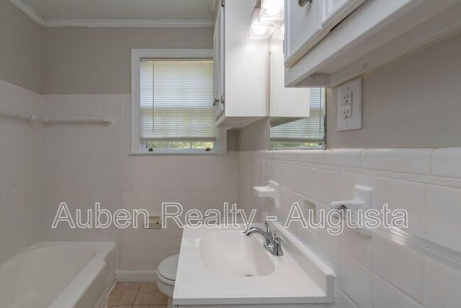 Building Photo - 2207 Montclair St