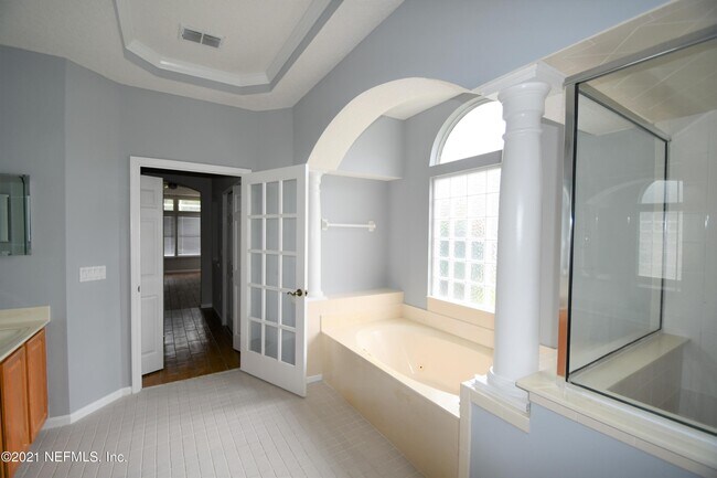 Building Photo - 925 Lotus Ln S