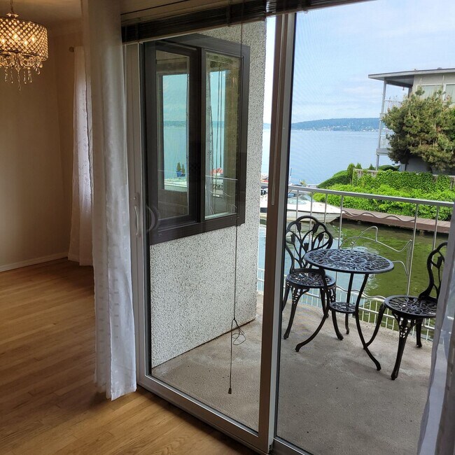Building Photo - Charming 1 Bedroom Condo in Boutique Kirkl...