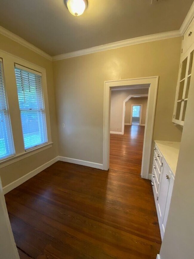 Building Photo - 4bed/2bath corner lot house in Hyde Park