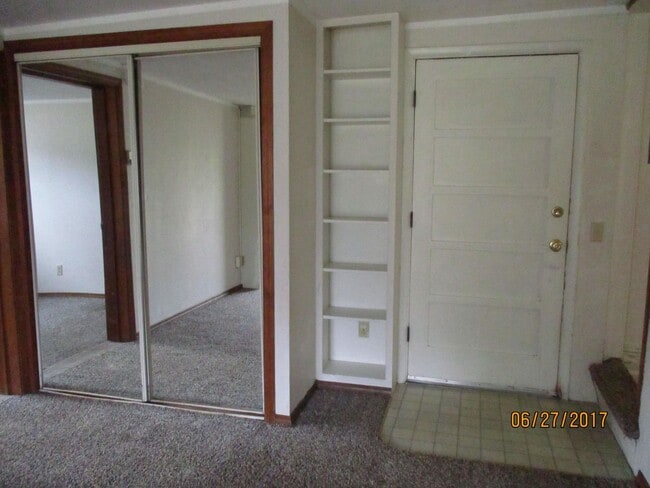 Building Photo - 3-Bedroom, 2-Bathroom with 2 car Carport in Sutherlin