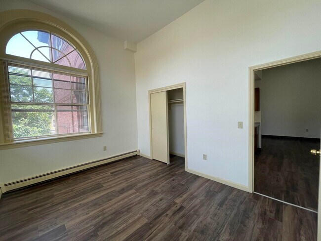 Building Photo - 521 Pine St