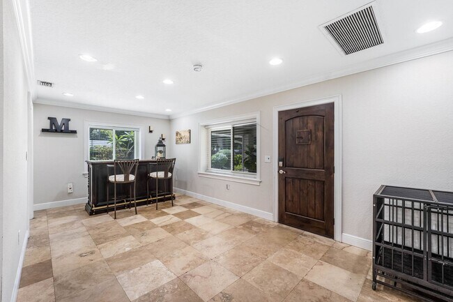 Building Photo - Hourglass District ~ Gorgeous 3/2.5 home w...