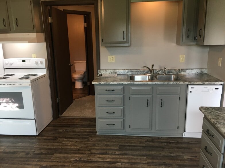 Kitchen/Dishwasher - 7421 Sharon-Mercer Rd