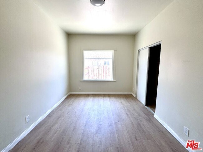 Building Photo - 319 N Rowan Ave