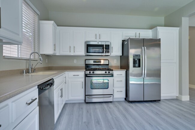 Building Photo - NW!!! 4 bedrooms!!! Pool and Spa!!! All ti...