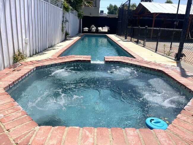 Building Photo - Luxurious Lake Balboa Home with Athletic A...