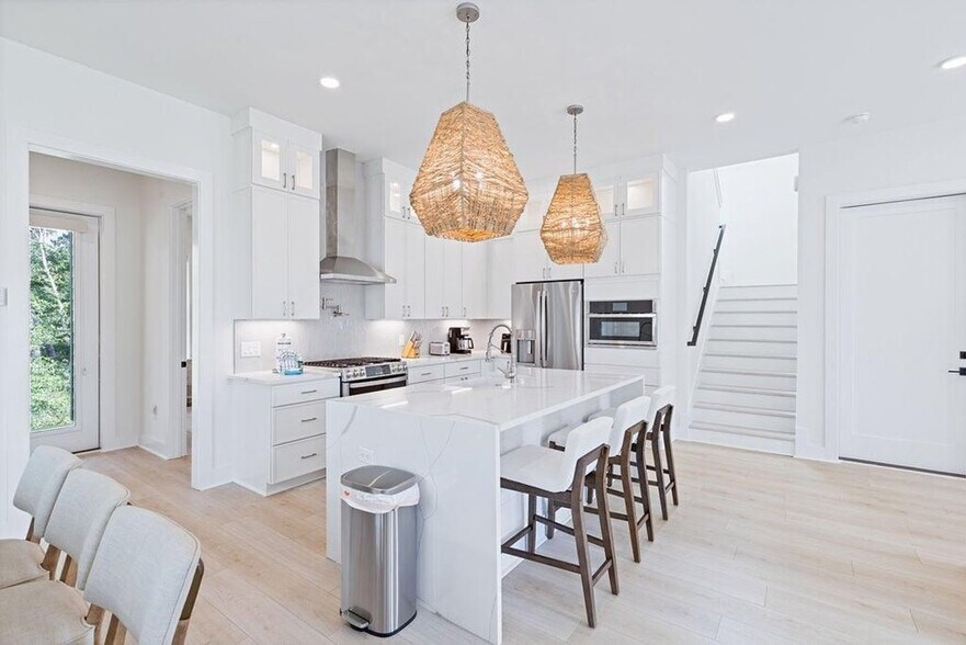 Building Photo - 68 Sarah St