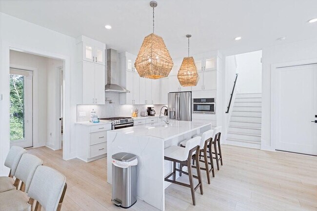 Building Photo - 68 Sarah St