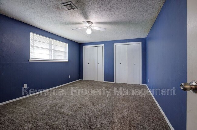 Building Photo - 1701 Oakhurst Ave