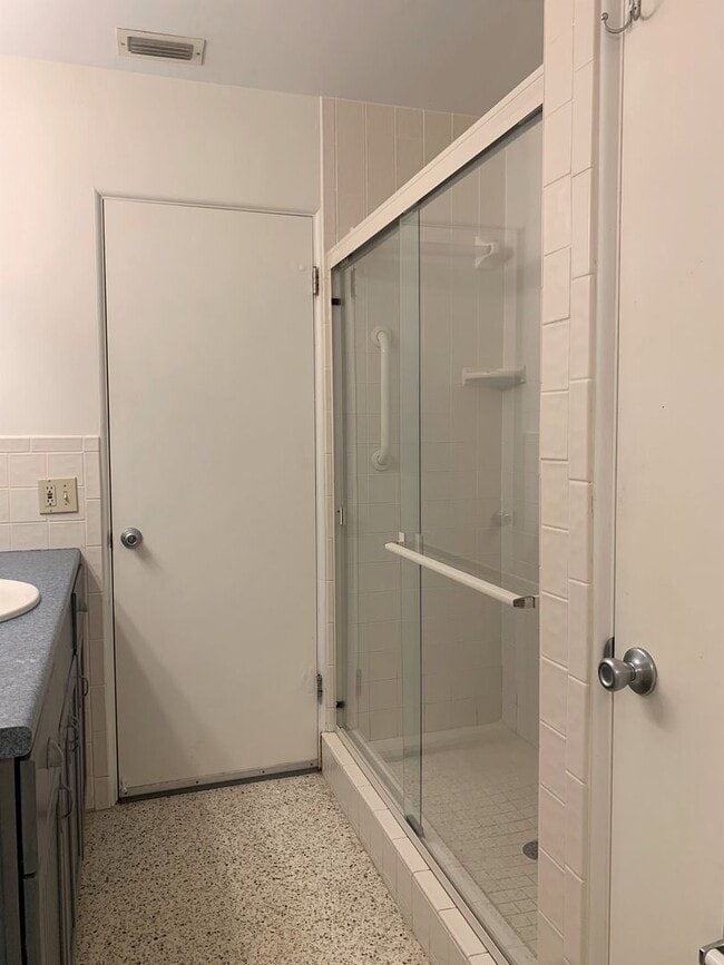 Building Photo - 3 Bedroom 2 Bath Spacious Home in Holiday Park